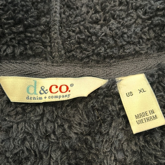 D&Co/ Denim + company sherpa material with sparkly material - Picture 4 of 5